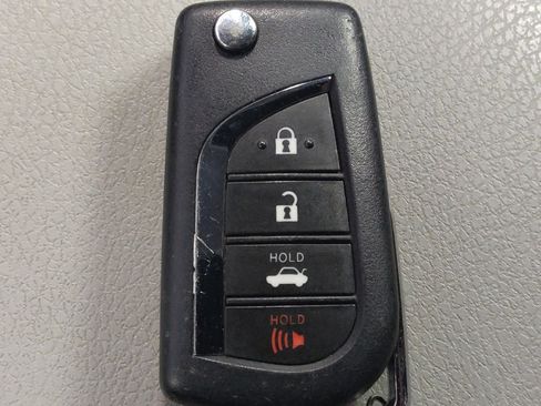 Used 2019 Toyota Camry LE image 32