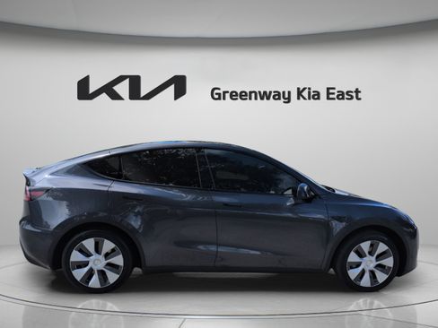 Used 2024 Tesla Model Y 2WD image 5