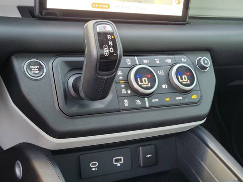 Used 2020 Land Rover Defender 110 HSE image 36