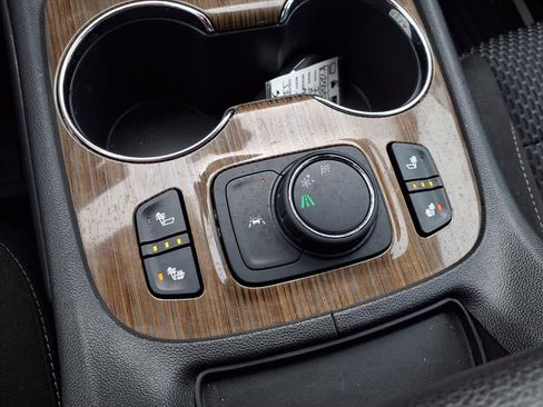 Certified 2022 GMC Acadia SLE w/ Driver Convenience Package image 12