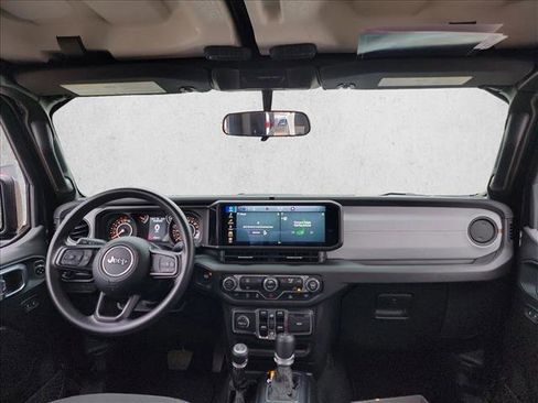 Used 2025 Jeep Gladiator Sport image 17