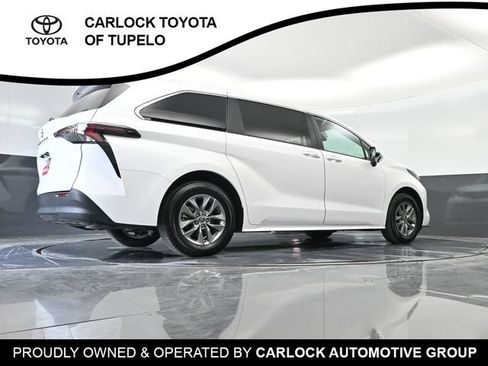 Used 2026 Toyota Sienna LE FWD image 52