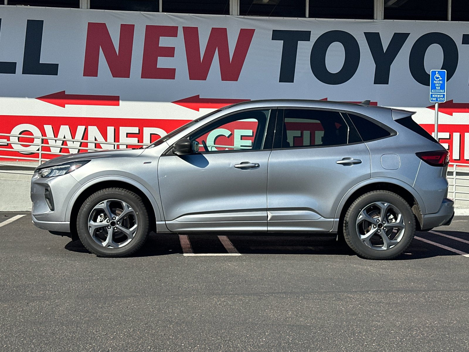 Used 2024 Ford Escape ST-Line AWD/4WD image 2