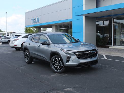 New 2026 Chevrolet Trax RS w/ Sunroof Package FWD image 2