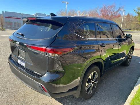 Used 2024 Toyota Highlander XLE image 4