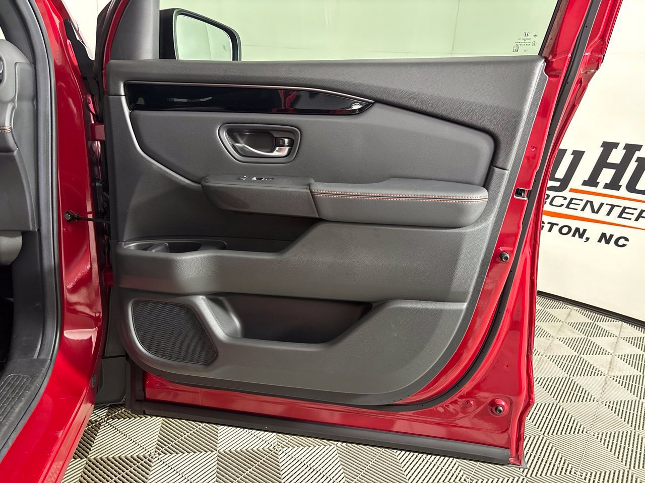 Used 2025 Honda Pilot TrailSport image 33