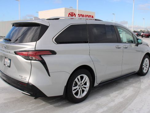 Certified 2023 Toyota Sienna Platinum image 3