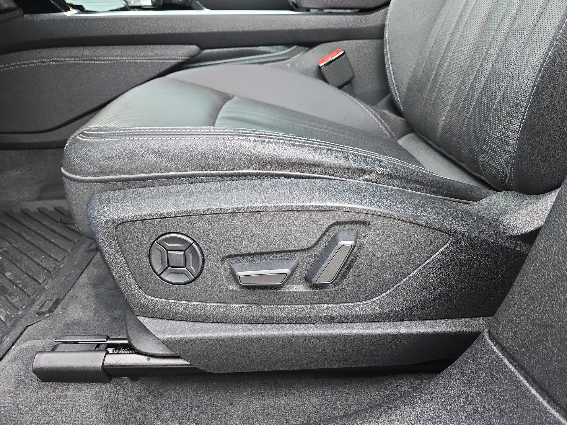 Used 2021 Audi e-tron Premium Plus w/ Premium Plus Package AWD/4WD image 17