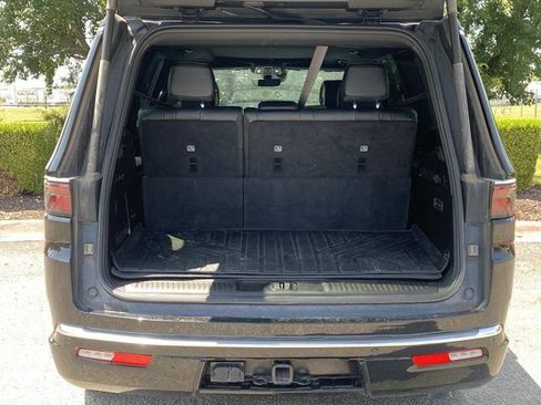 Used 2023 Jeep Wagoneer Series III w/ Premium Group I AWD/4WD image 7