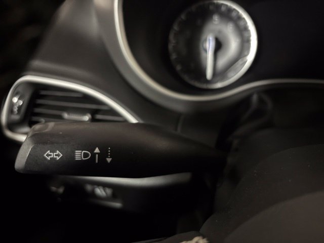 Used 2025 Chrysler Pacifica Select FWD image 31