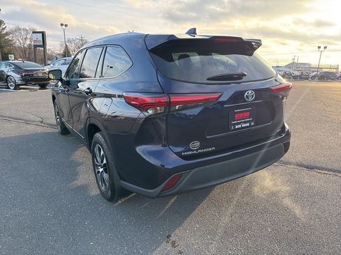 Used 2021 Toyota Highlander XLE image 3