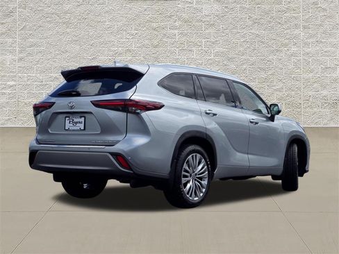 Used 2024 Toyota Highlander Platinum AWD/4WD image 7