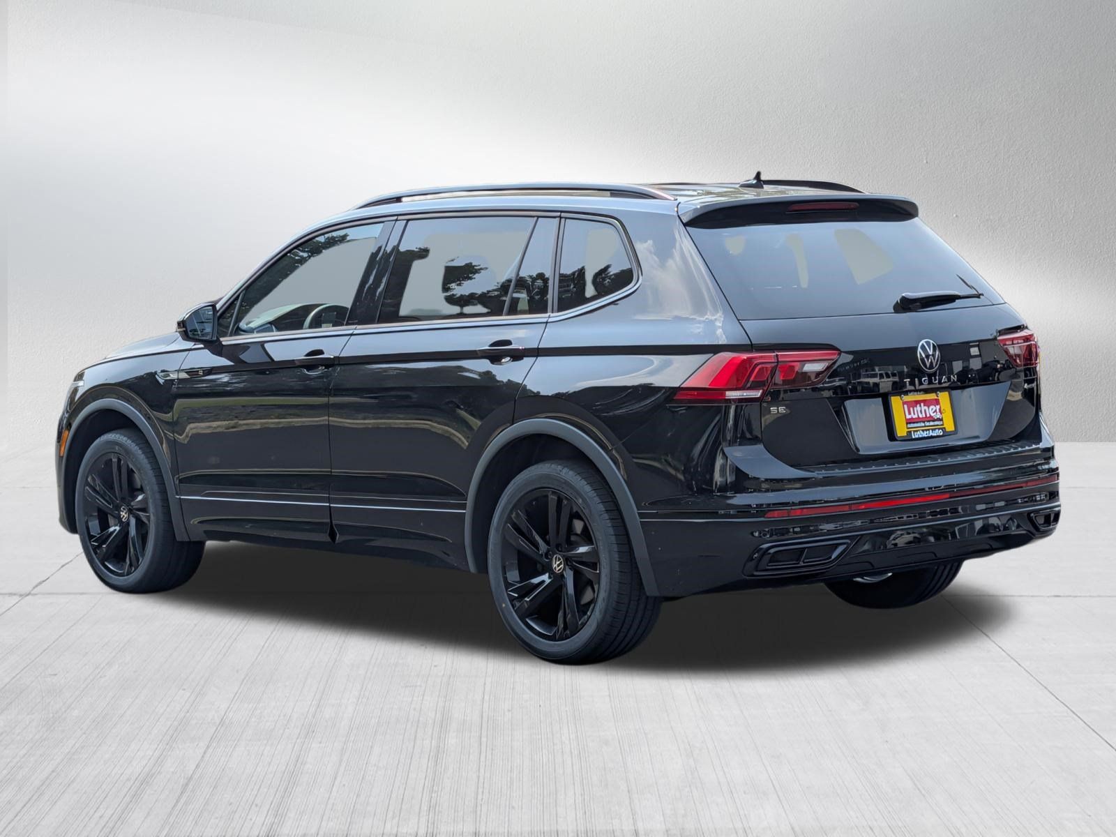 Used 2024 Volkswagen Tiguan SE R-Line AWD/4WD image 5