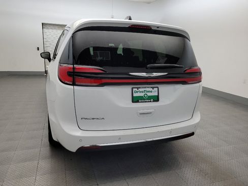 Used 2024 Chrysler Pacifica Touring FWD image 6