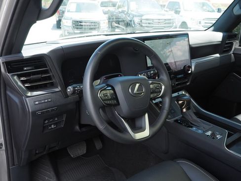Used 2025 Lexus GX 550 w/ Accessory Package (31) AWD/4WD image 13