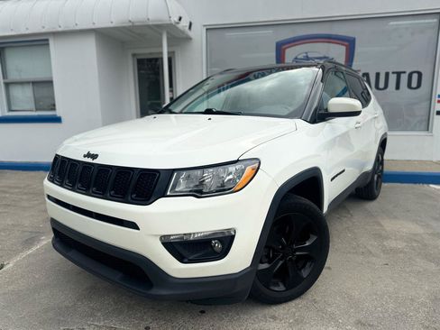 Used 2018 Jeep Compass Latitude w/ Popular Equipment Group AWD/4WD image 3