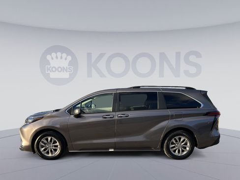 Used 2022 Toyota Sienna XLE image 2
