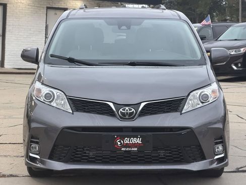 Used 2018 Toyota Sienna XLE image 2