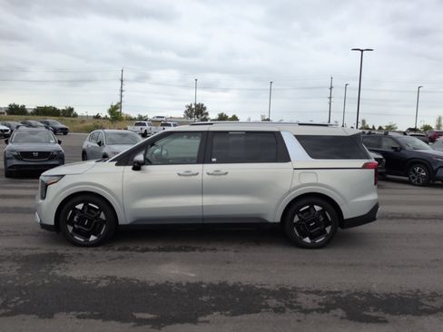 Used 2025 Kia Carnival EX FWD image 4