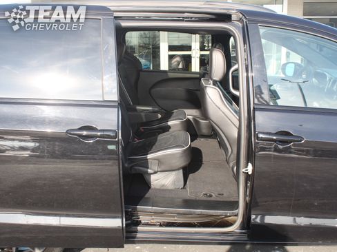Used 2025 Chrysler Pacifica Limited image 25
