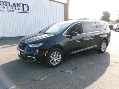 Used 2025 Chrysler Pacifica Select