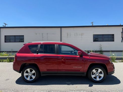 Used 2017 Jeep Compass Latitude AWD/4WD image 2