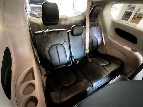 Used 2023 Chrysler Pacifica Touring-L FWD image 15