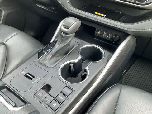 Used 2023 Toyota Highlander XLE image 16