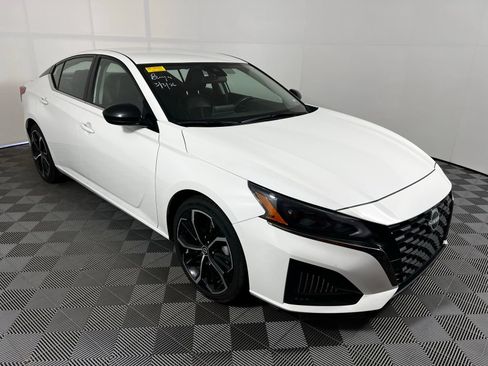 Used 2024 Nissan Altima 2.5 SR image 3