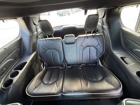 Used 2025 Chrysler Pacifica Limited image 33