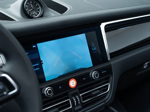 Certified 2024 Porsche Macan AWD/4WD image 21