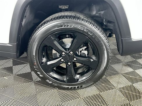 New 2025 Jeep Grand Cherokee Altitude image 17