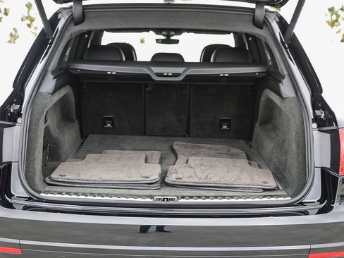 Used 2019 Bentley Bentayga image 25