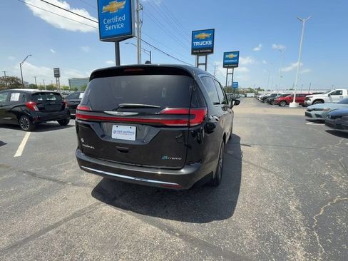 Used 2023 Chrysler Pacifica Touring-L FWD image 7