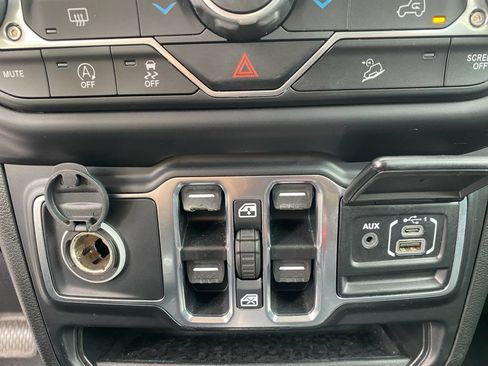Used 2020 Jeep Wrangler Unlimited Sahara AWD/4WD image 18