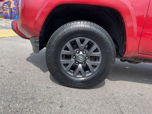 Certified 2022 Toyota Tacoma SR5 AWD/4WD image 9
