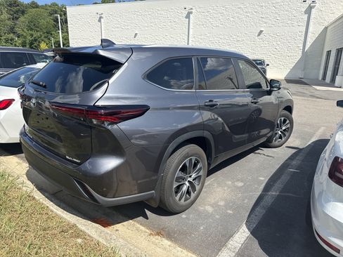 Used 2024 Toyota Highlander XLE AWD/4WD image 42