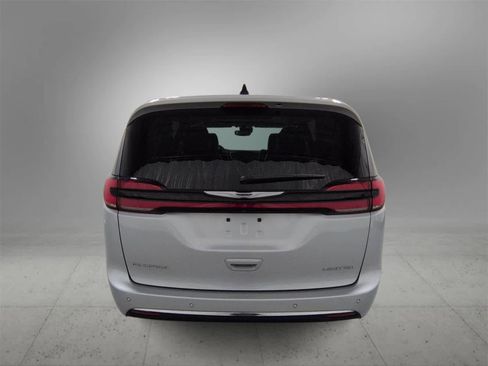 Used 2024 Chrysler Pacifica Limited image 7