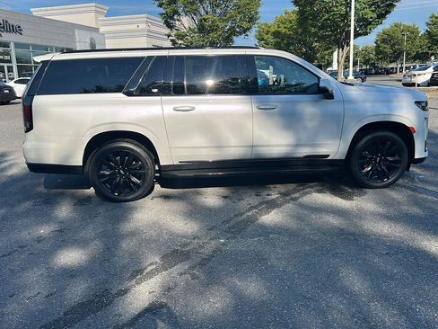 Used 2023 Cadillac Escalade ESV Sport AWD/4WD image 6