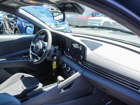 Certified 2023 Hyundai Elantra SE FWD image 21