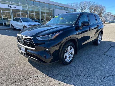 Used 2023 Toyota Highlander LE image 3