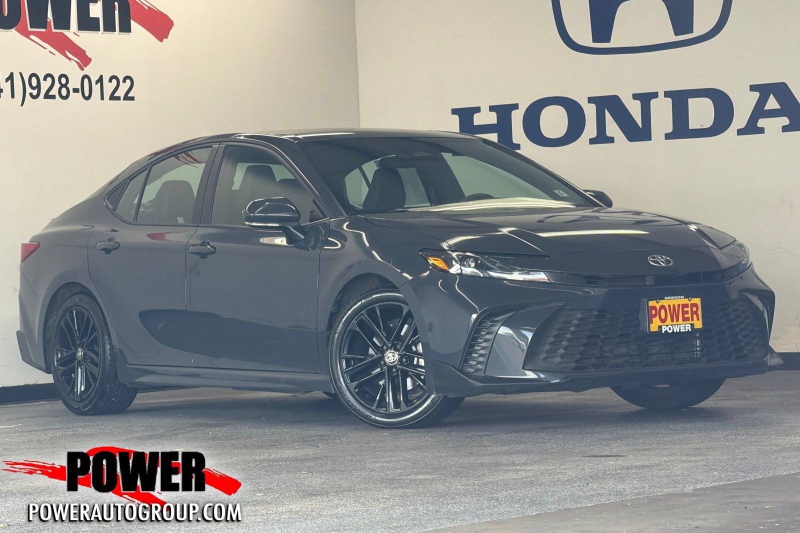Used 2025 Toyota Camry SE FWD image 1
