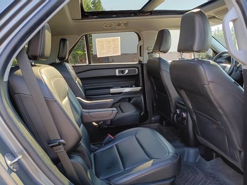 Used 2022 Ford Explorer XLT w/ Equipment Group 202A AWD/4WD image 22
