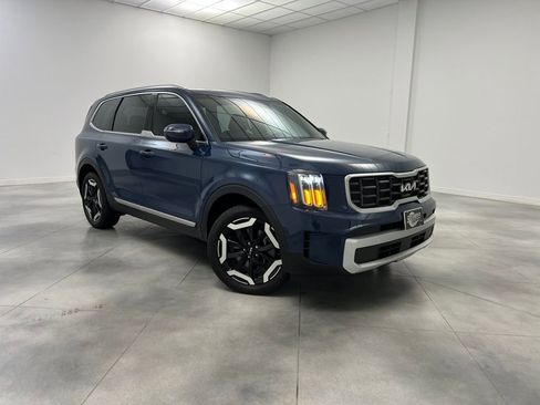 Used 2024 Kia Telluride EX w/ EX Captain's Chair Package image 1