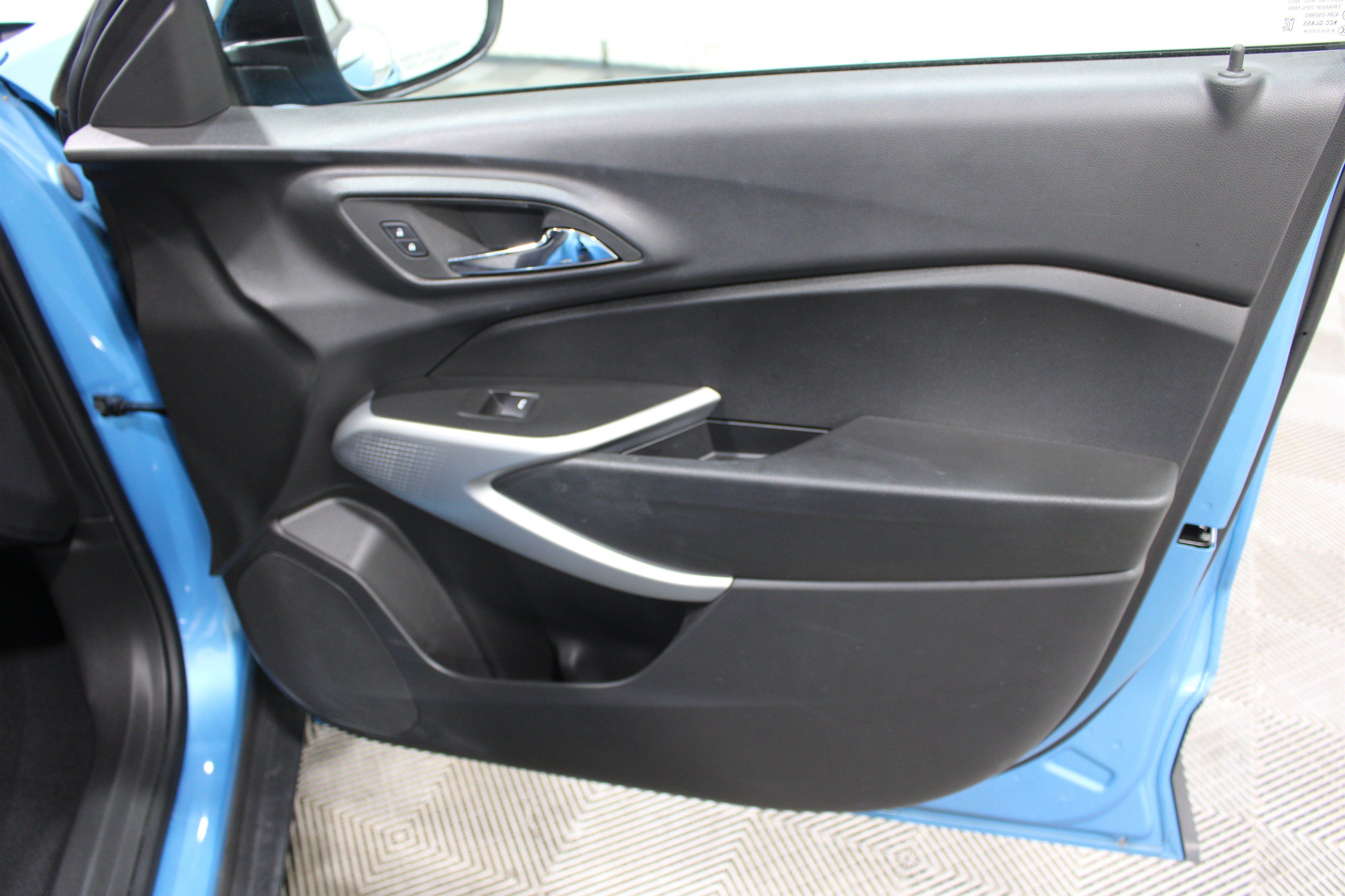 Used 2025 Chevrolet Trax RS w/ Driver Confidence Package FWD image 25