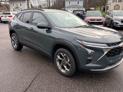 Used 2025 Chevrolet Trax LT image 2