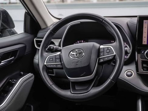 Used 2024 Toyota Highlander XLE AWD/4WD image 18
