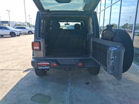 Used 2022 Jeep Wrangler Unlimited Sahara AWD/4WD image 7