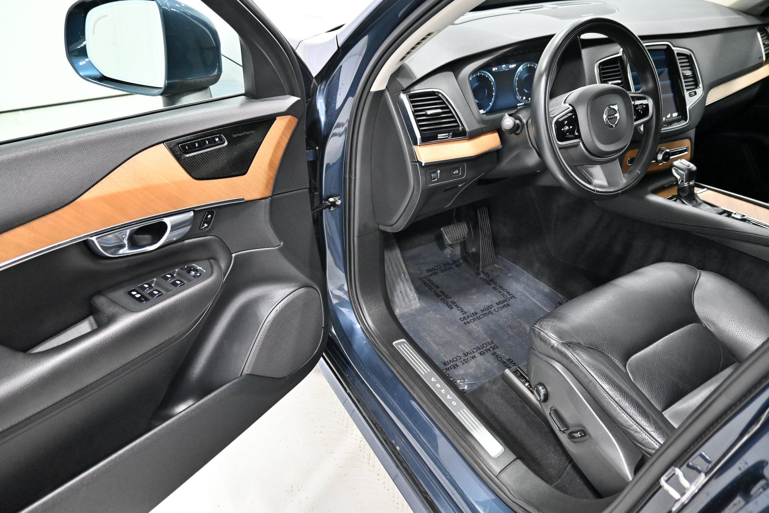 Used 2021 Volvo XC90 T6 Momentum w/ Protection Package Premier AWD/4WD image 4