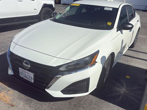 Used 2025 Nissan Altima 2.5 SV FWD image 2